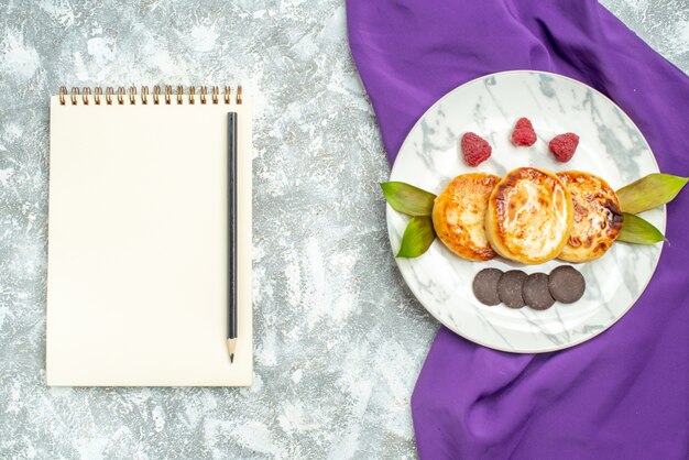 Bovenaanzicht heerlijke muffins met choco koekjes op lichte achtergrond