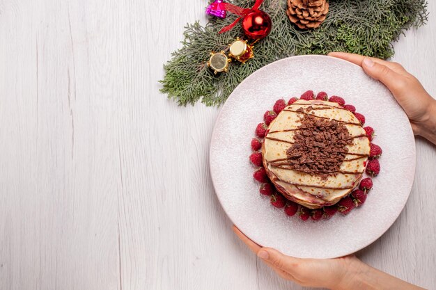 Bovenaanzicht heerlijke pannenkoeken met aardbeien op lichte witte bureautaart fruitkoekje zoete bessencake