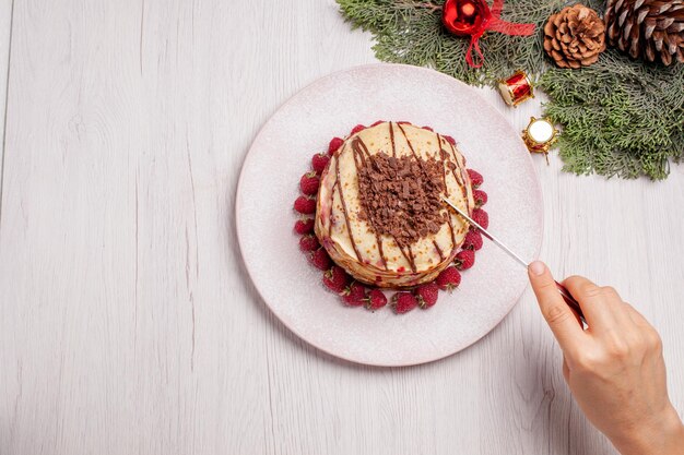 Bovenaanzicht heerlijke pannenkoeken met aardbeien op witte desk pie fruits biscuit zoete bessen cake
