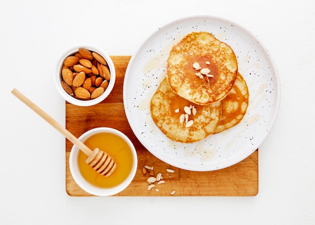 Bovenaanzicht heerlijke pannenkoeken met honing en noten