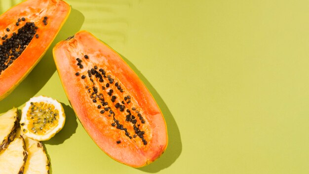 Bovenaanzicht heerlijke papaya fruit met kopie ruimte