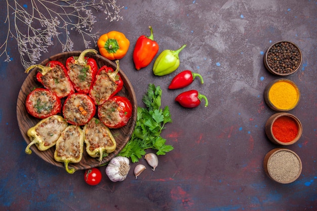 Bovenaanzicht heerlijke paprika gebakken schotel met gehakt en groenten op donker bureau diner eten bakken zout gerecht vlees