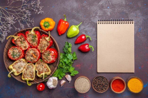 Bovenaanzicht heerlijke paprika gebakken schotel met gehakt en groenten op donkere achtergrond schotel vlees diner bakmaaltijd