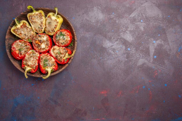 Bovenaanzicht heerlijke paprika smakelijke gekookte schotel met vlees op de donkere achtergrond diner schotel vlees bakken voedsel zout