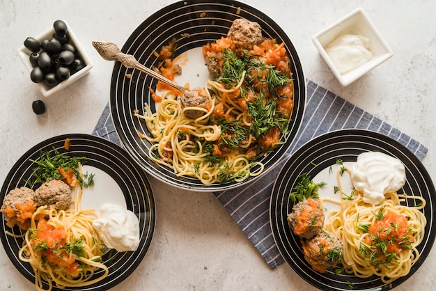 Gratis foto bovenaanzicht heerlijke pasta en gehaktballetjes gerecht