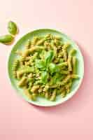 Gratis foto bovenaanzicht heerlijke pesto pasta op bord