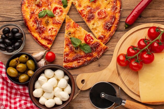 Bovenaanzicht heerlijke pizza en ingrediënten