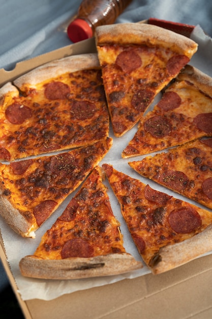 Bovenaanzicht heerlijke pizza in doos