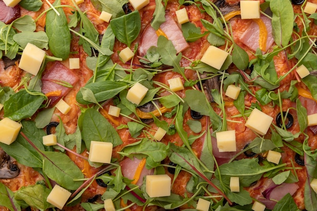 Gratis foto bovenaanzicht heerlijke pizza met bladeren