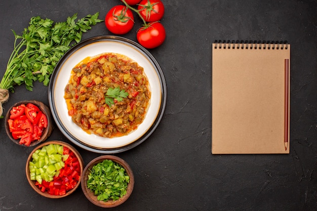 Bovenaanzicht heerlijke plantaardige maaltijd gesneden gekookte schotel met verse groenten op grijze achtergrond maaltijd diner eten saus soep groente