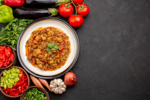 Bovenaanzicht heerlijke plantaardige maaltijd gesneden gekookte schotel met verse groenten op grijze achtergrond maaltijd diner saus soep plantaardig voedsel