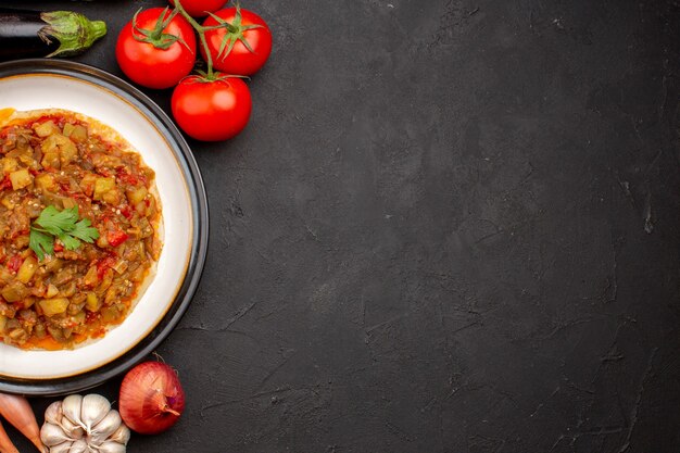 Bovenaanzicht heerlijke plantaardige maaltijd gesneden gekookte schotel met verse groenten op grijze achtergrond maaltijd diner saus voedsel soep groente