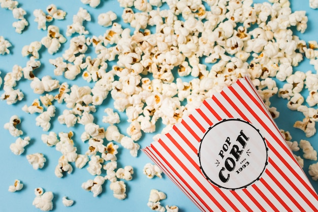 Gratis foto bovenaanzicht heerlijke popcorn