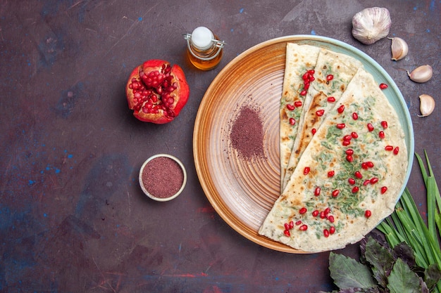 Gratis foto bovenaanzicht heerlijke qutabs gekookte deegstukken met greens op donkere bureaudeegmaaltijd dinerschotel koken