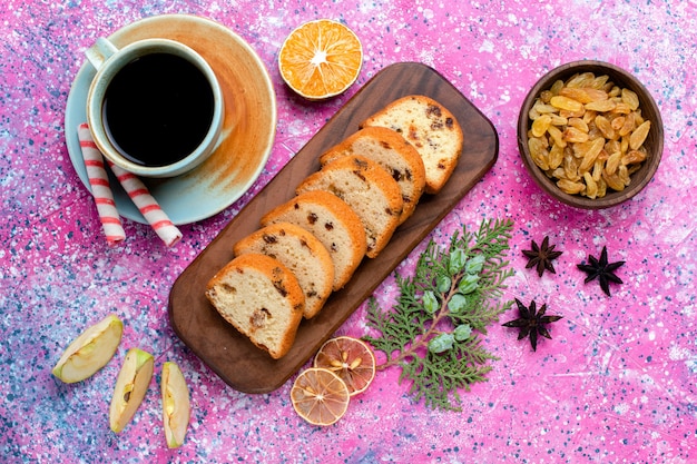 Bovenaanzicht heerlijke rozijnencake gesneden taart met koffie op het roze oppervlak bak taart suiker zoete koekje koekje kleur