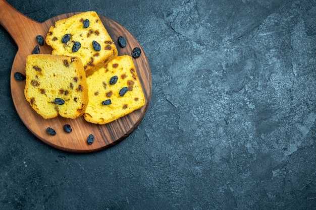 Bovenaanzicht heerlijke rozijnenkoekjes gesneden op donkerblauwe ruimte