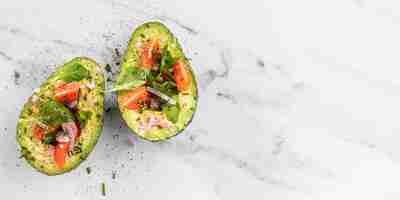 Gratis foto bovenaanzicht heerlijke salade in een avocado