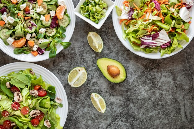 Bovenaanzicht heerlijke salade met avocado