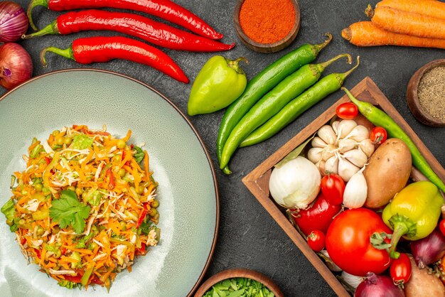 Bovenaanzicht heerlijke salade met verse groenten op de grijze tafel voedsel dieet salade gezondheid