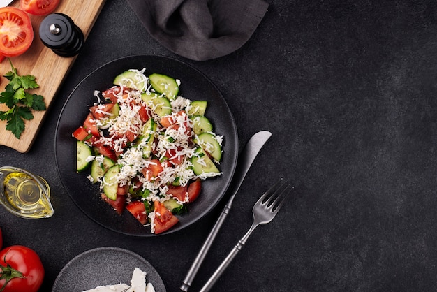 Bovenaanzicht heerlijke salade op bord
