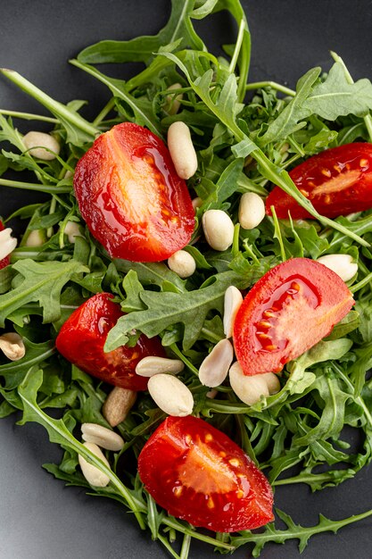 Bovenaanzicht heerlijke salade op donkere plaat close-up