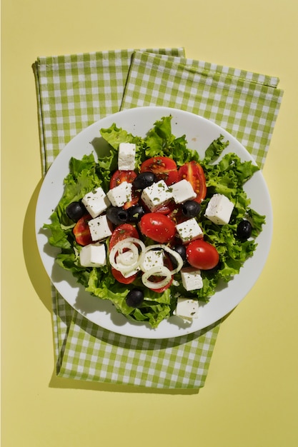 Bovenaanzicht heerlijke salade op plaat