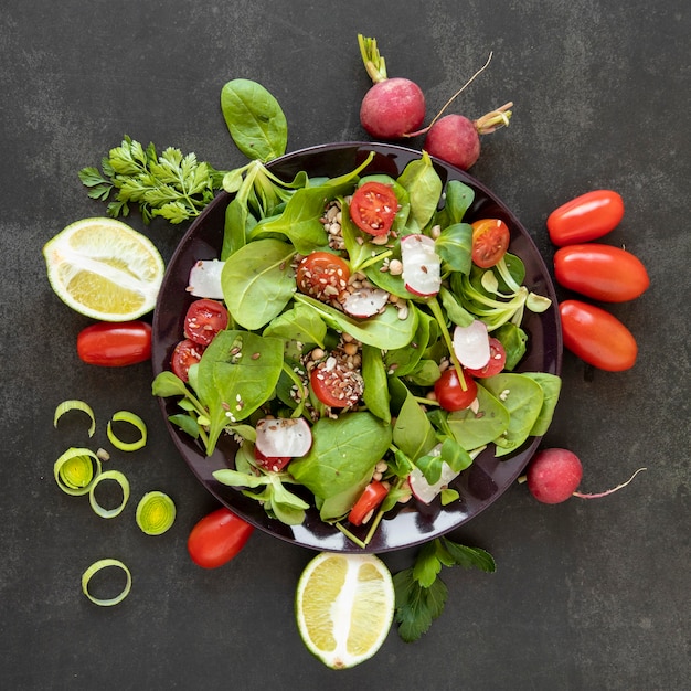 Bovenaanzicht heerlijke salade van groenten