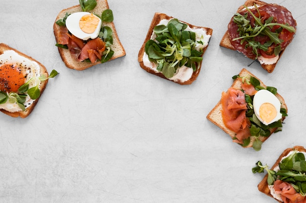 Gratis foto bovenaanzicht heerlijke sandwiches arrangement met kopie ruimte