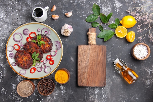 Bovenaanzicht heerlijke schnitzels met uienringen