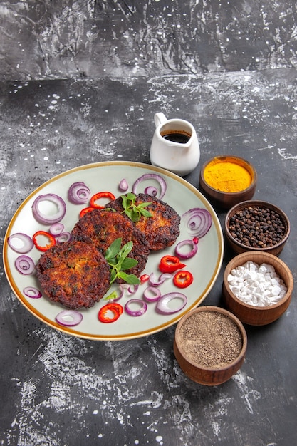 Bovenaanzicht heerlijke schnitzels met uienringen