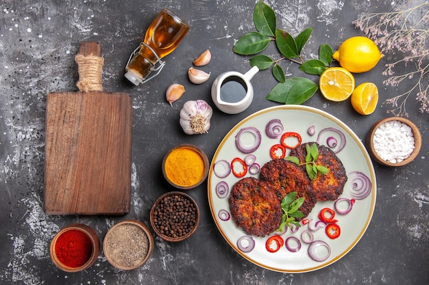 Bovenaanzicht heerlijke schnitzels met uienringen