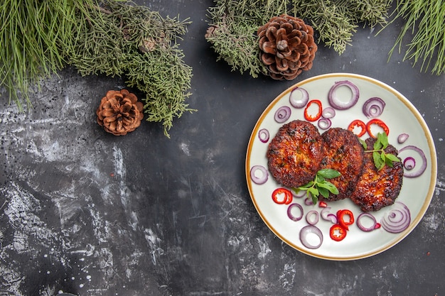 Bovenaanzicht heerlijke schnitzels met uienringen