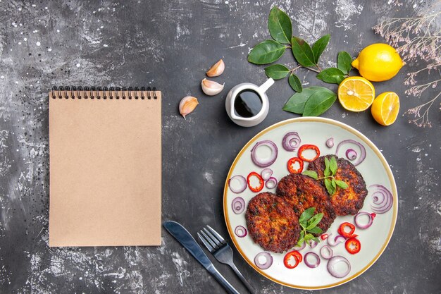 Bovenaanzicht heerlijke schnitzels met uienringen