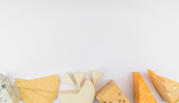Bovenaanzicht heerlijke selectie van kaas met kopie ruimte