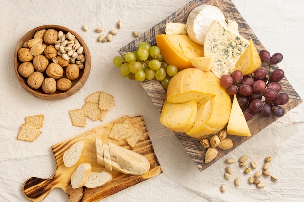 Gratis foto bovenaanzicht heerlijke set van snacks op een tafel