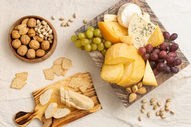 Bovenaanzicht heerlijke set van snacks op een tafel