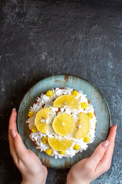 Bovenaanzicht heerlijke slagroomtaart met gesneden fruittaart zoete thee