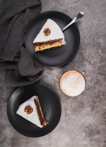 Bovenaanzicht heerlijke stukjes cake met koffie