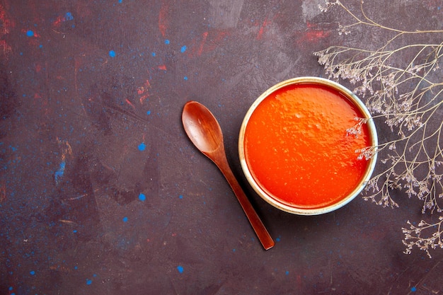 Bovenaanzicht heerlijke tomatensoep gekookt van verse tomaten op donkere achtergrond saus maaltijd tomatenschotel soep