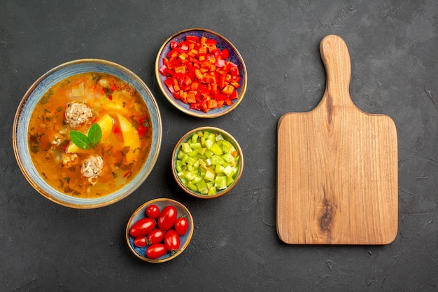 Bovenaanzicht heerlijke vlees soep met gesneden peper op de donkere tafel schotel foto maaltijd eten