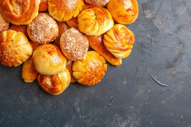 Bovenaanzicht heerlijke zoete broodjes met hotcakes op donkere achtergrond