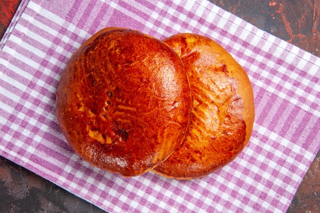 Bovenaanzicht heerlijke zoete taarten op de donkere tafel taart zoete cake biscuit gebak