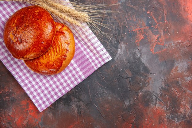 Bovenaanzicht heerlijke zoete taarten op donkere tafel taart zoete cake gebak koekjes