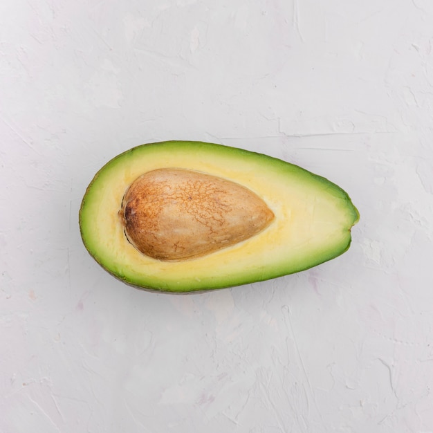 Gratis foto bovenaanzicht helft van heerlijke avocado