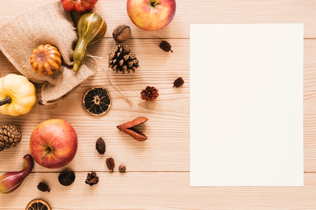 Bovenaanzicht herfst arrangement met kopie ruimte