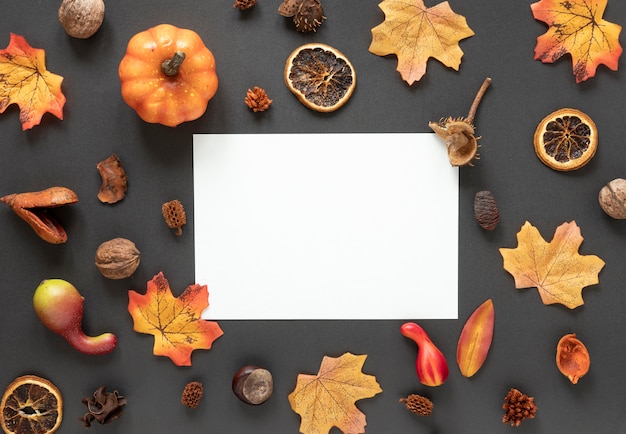 Bovenaanzicht herfst arrangement met kopie ruimte