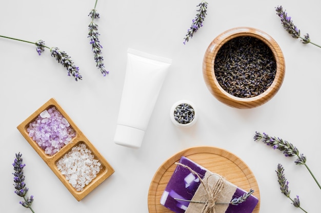 Bovenaanzicht home spa met lavendel concept