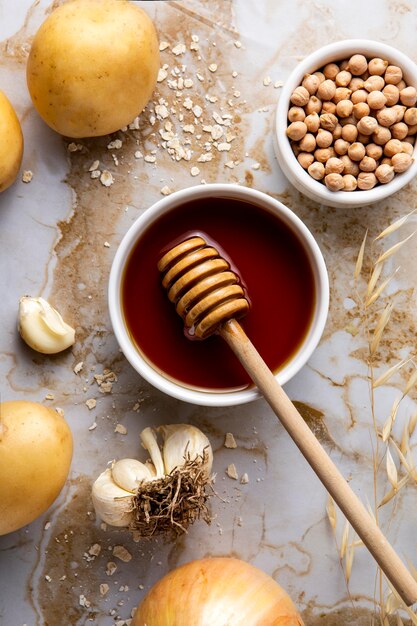 Bovenaanzicht honing en aardappelen arrangement