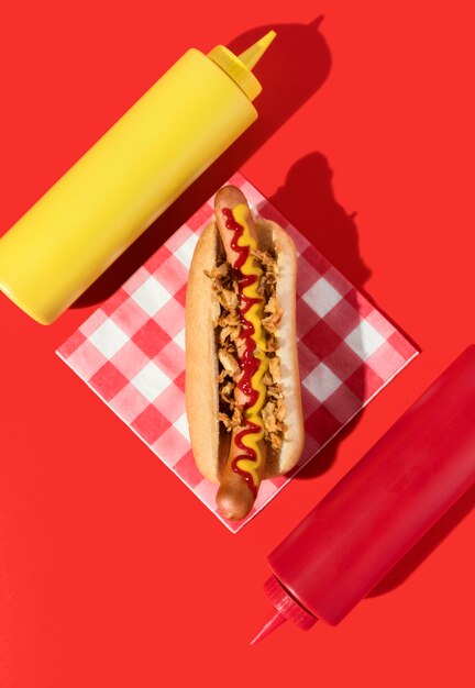 Bovenaanzicht hotdog met mosterd en ketchup