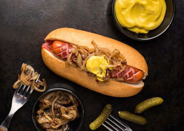 Bovenaanzicht hotdog met mosterd